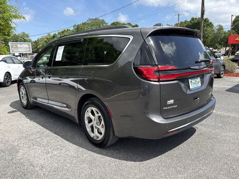 Used 2022 Chrysler Pacifica Limited image 3