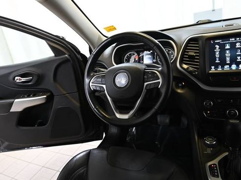 Used 2018 Jeep Cherokee Latitude Plus w/ Cold Weather Group AWD/4WD image 28