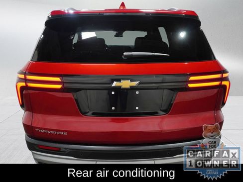 Used 2025 Chevrolet Traverse LT FWD image 7