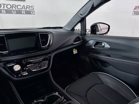 New 2026 Chrysler Pacifica Limited FWD image 25