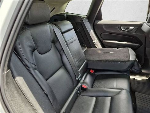 Used 2021 Volvo XC60 T5 Momentum w/ Premium Package AWD/4WD image 10