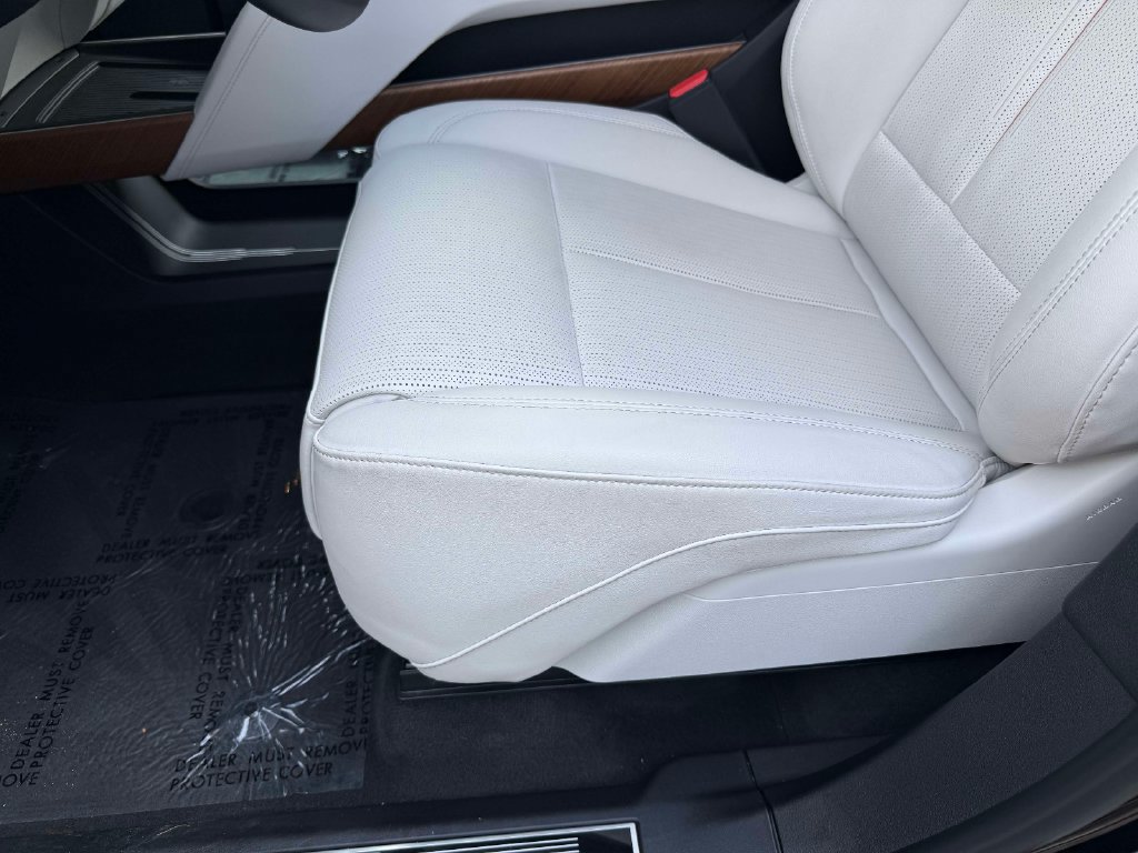 Certified 2026 Cadillac Vistiq Luxury AWD/4WD image 3