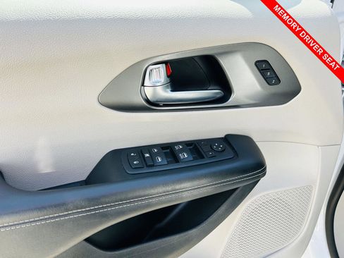 Used 2023 Chrysler Pacifica Touring-L FWD image 13
