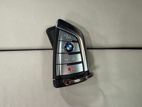 Used 2022 BMW X5 M50i w/ Premium Package image 44