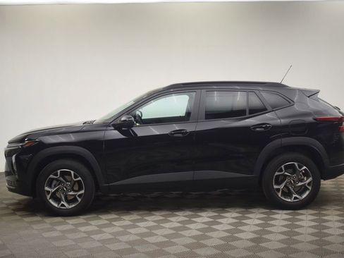 Used 2025 Chevrolet Trax LT w/ LT Convenience Package FWD image 11