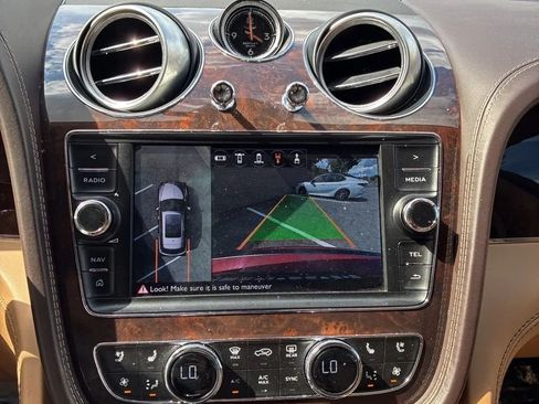 Used 2017 Bentley Bentayga AWD/4WD image 18