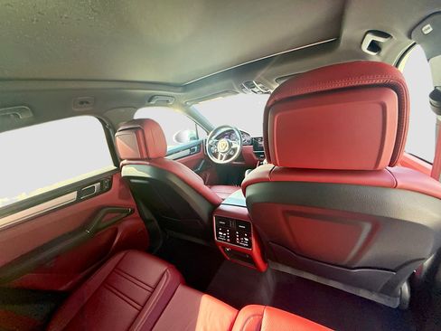Used 2023 Porsche Cayenne Platinum Edition AWD/4WD image 28