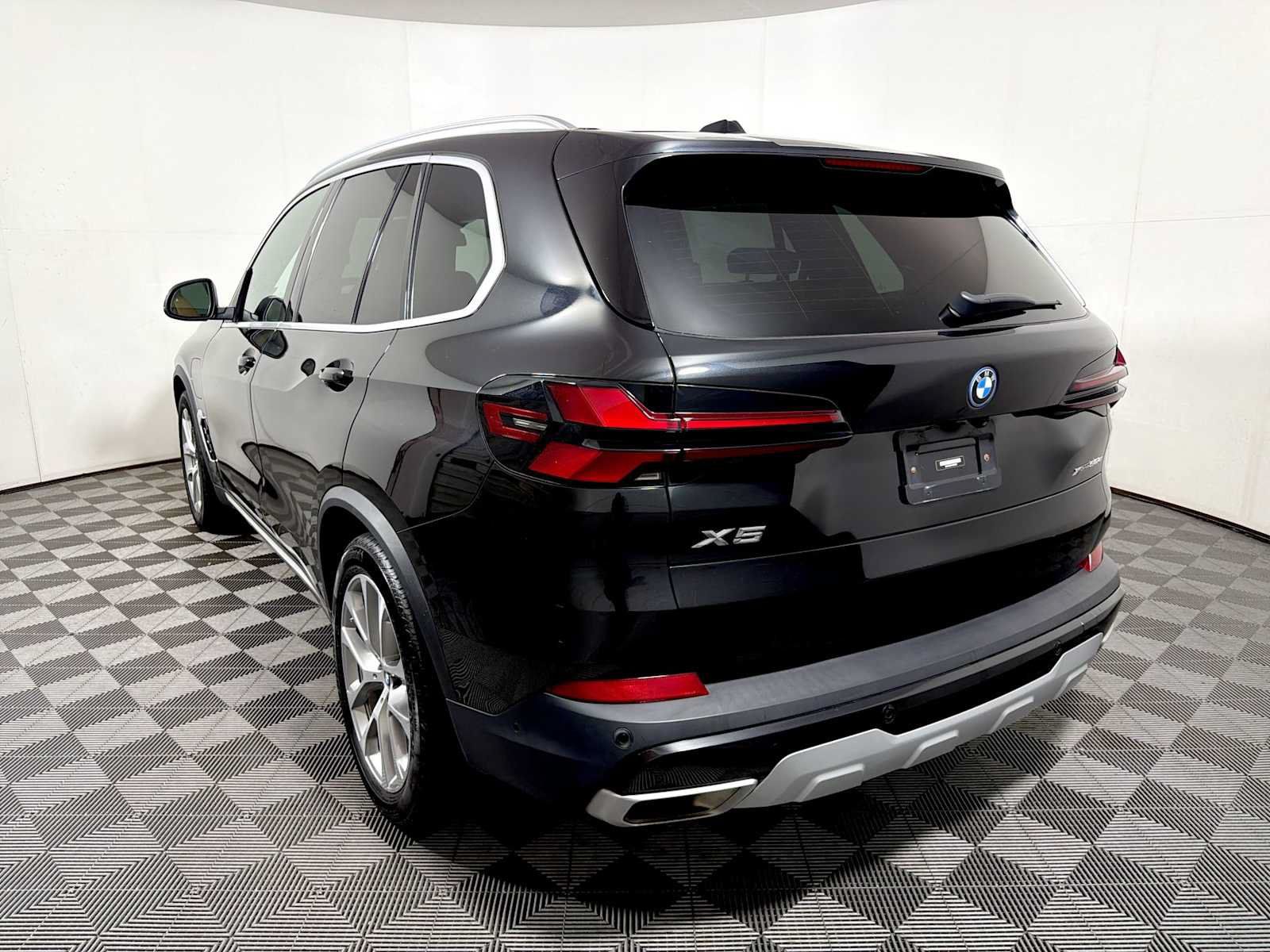 Used 2024 BMW X5 xDrive50e w/ Premium Package AWD/4WD image 5