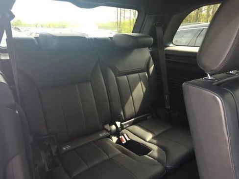Used 2020 Land Rover Discovery Landmark AWD/4WD image 12