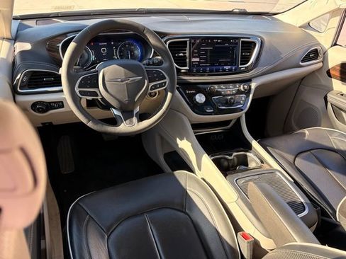 Used 2024 Chrysler Pacifica Limited FWD image 11