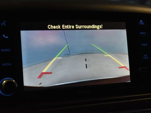 Used 2016 Chrysler Town & Country Touring FWD image 11