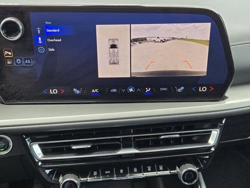 Used 2024 Chevrolet Traverse LT FWD image 18