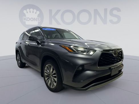 Used 2025 Toyota Highlander Platinum AWD/4WD image 2