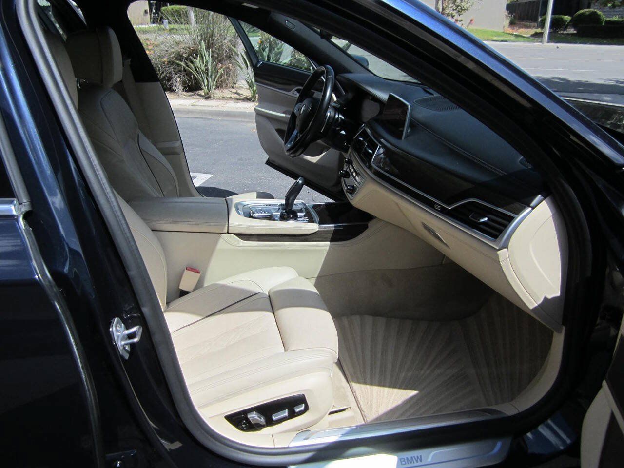 Used 2020 BMW 740i w/ Premium Package RWD image 24