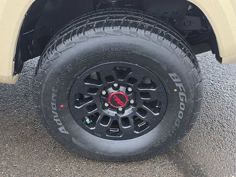 Certified 2018 Toyota Tacoma SR5 AWD/4WD image 11