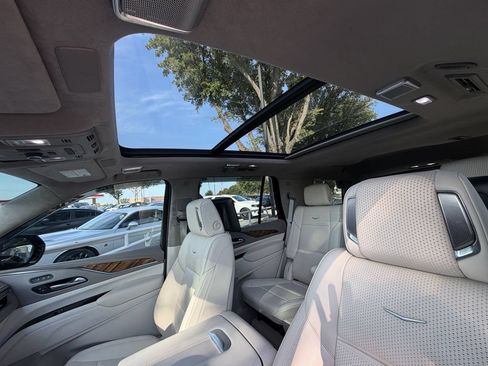 Used 2023 Cadillac Escalade Premium Luxury Platinum RWD image 18