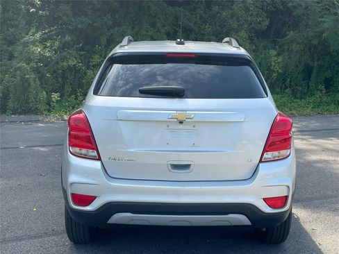 Used 2020 Chevrolet Trax LT w/ Sun & Sound Package AWD/4WD image 4