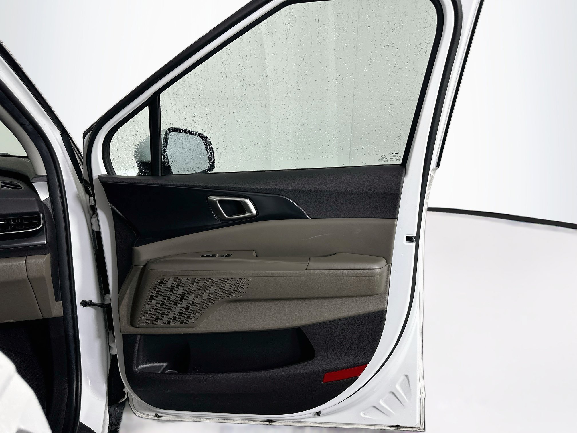 Used 2025 Kia Carnival FWD image 33