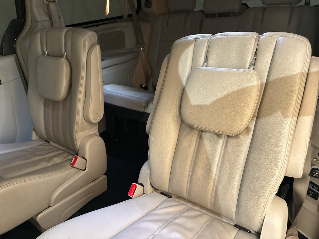 Used 2014 Chrysler Town & Country Touring w/ Driver Convenience Group FWD image 9