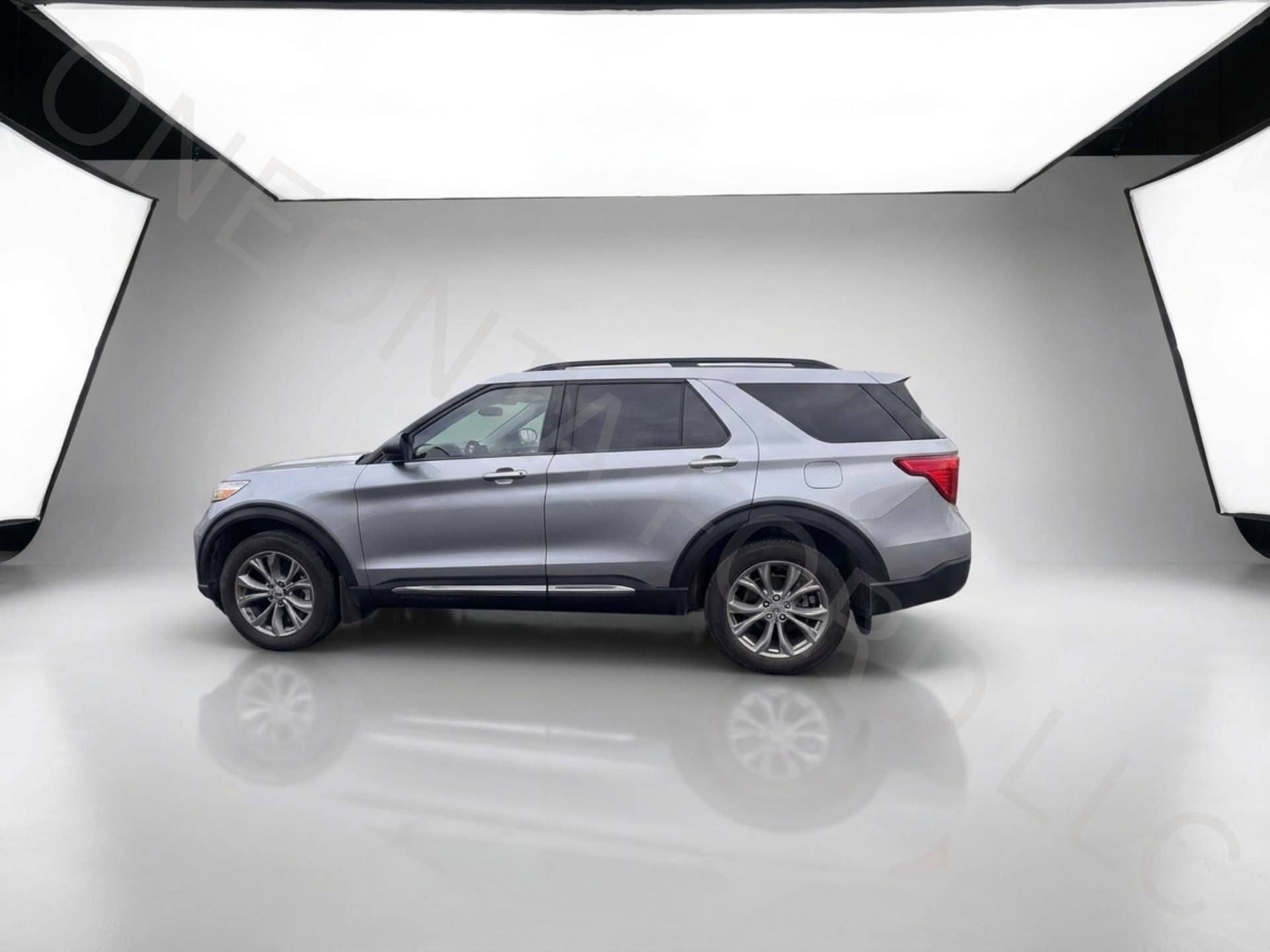 Used 2022 Ford Explorer XLT w/ Equipment Group 202A AWD/4WD image 18