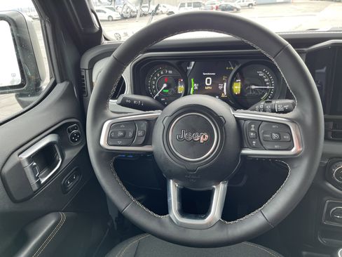 Used 2025 Jeep Wrangler Sahara image 28