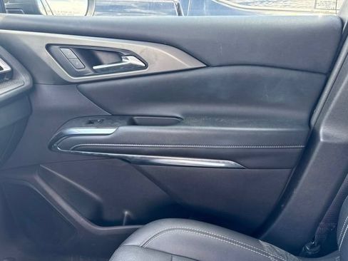 Used 2025 Chevrolet Traverse LT FWD image 11