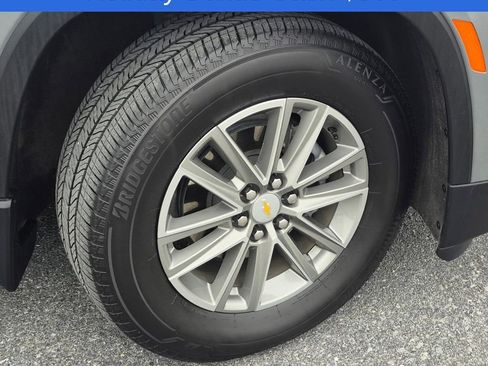 Used 2023 Chevrolet Traverse LT image 3