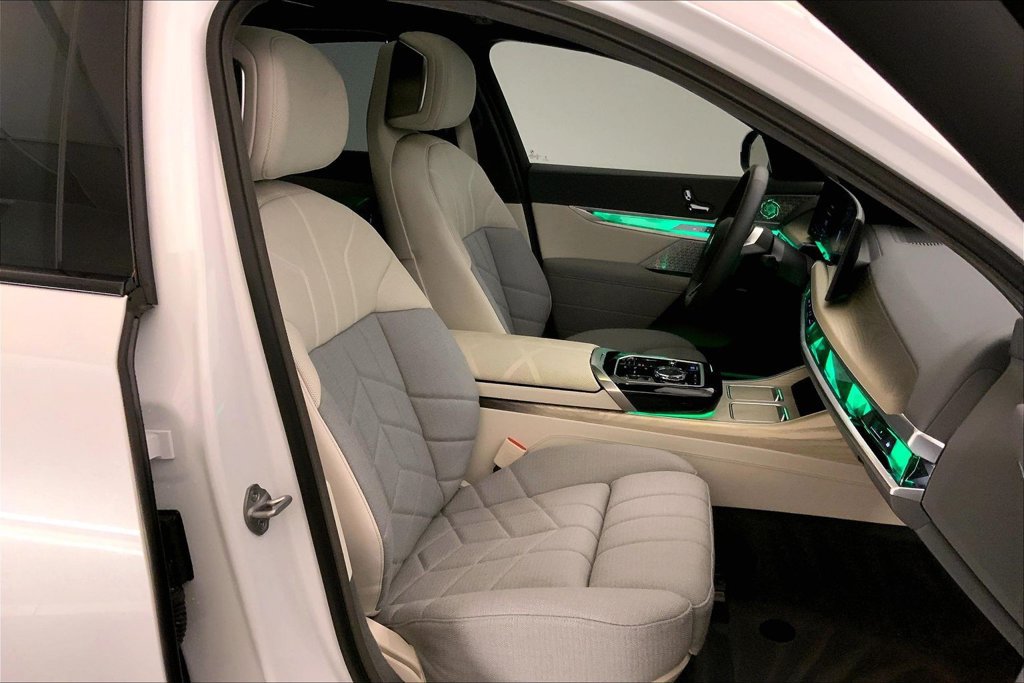 Certified 2023 BMW i7 xDrive60 AWD/4WD image 6