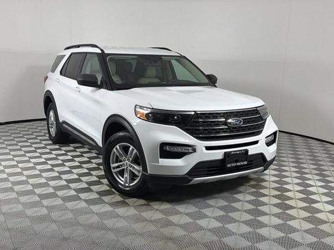 Used 2022 Ford Explorer XLT w/ Equipment Group 202A AWD/4WD image 2