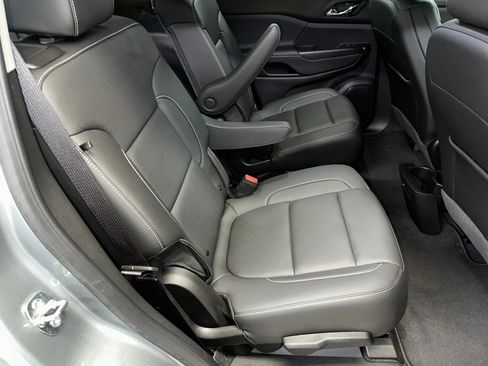 Certified 2023 GMC Acadia SLT w/ Preferred Package image 33