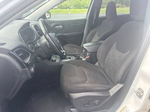 Used 2020 Jeep Cherokee Latitude w/ Cold Weather Group AWD/4WD image 5