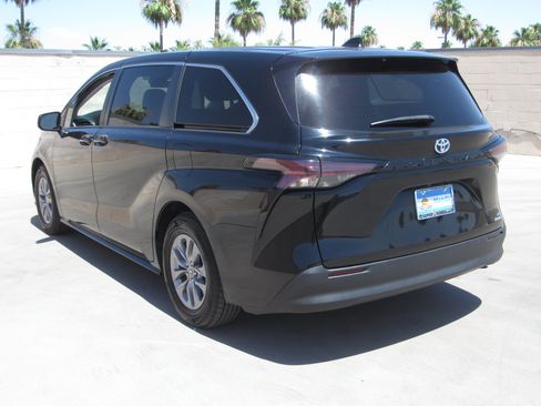 Used 2023 Toyota Sienna LE FWD image 6
