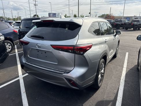 Used 2021 Toyota Highlander Platinum AWD/4WD image 3