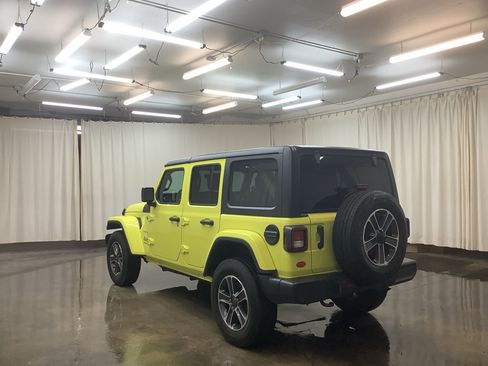 Used 2023 Jeep Wrangler Unlimited Sahara AWD/4WD image 10