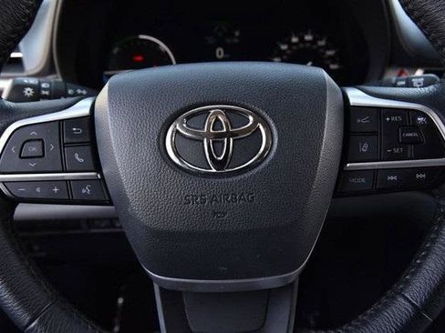 Used 2021 Toyota Sienna XLE w/ XLE Plus Package image 19