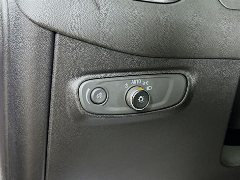 Used 2018 Chevrolet Equinox LS image 10