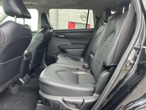 Used 2024 Toyota Highlander XLE AWD/4WD image 17