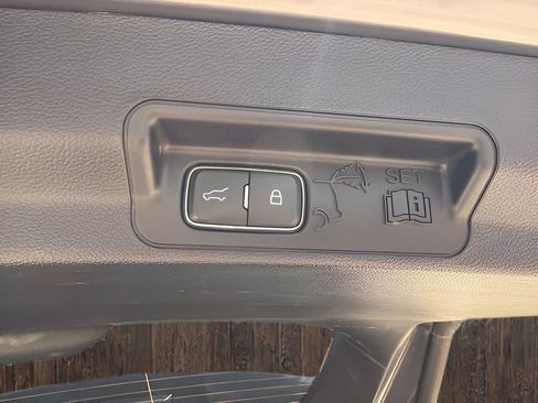 Used 2024 Ford Explorer XLT AWD/4WD image 22