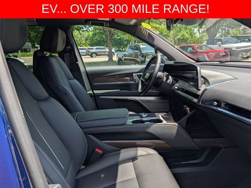 Used 2026 Cadillac Vistiq Premium Luxury w/ LPO, Floor Liner Package AWD/4WD image 16