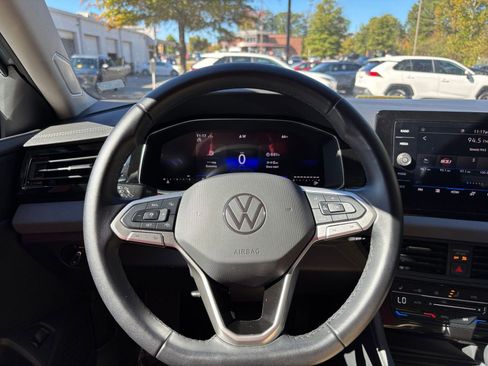 Used 2025 Volkswagen Jetta SE image 34