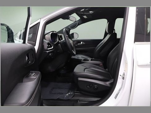 Certified 2025 Chrysler Pacifica Select FWD image 26