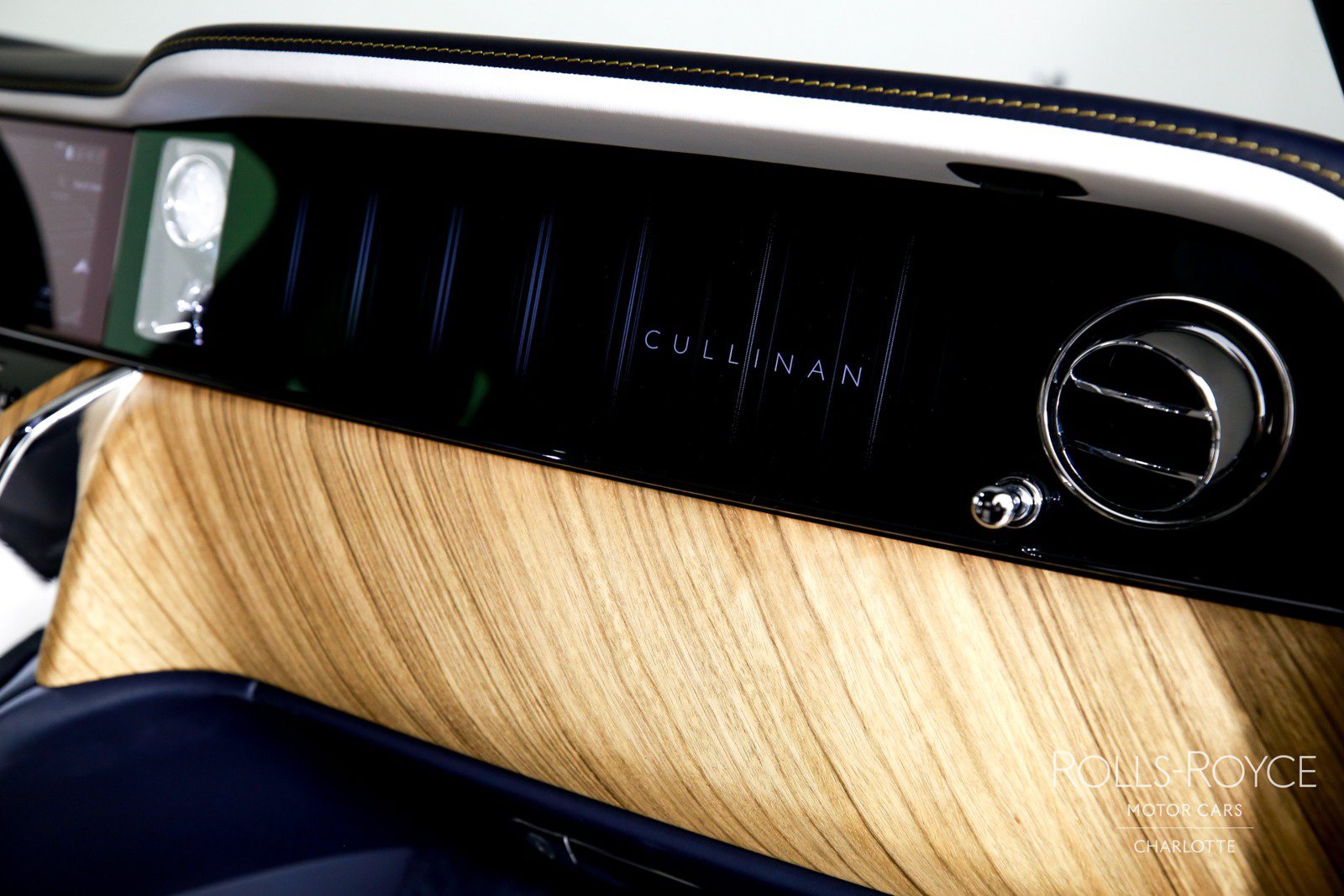 Certified 2025 Rolls-Royce Cullinan AWD/4WD image 40