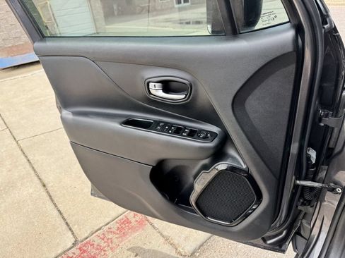Used 2018 Jeep Renegade Altitude w/ UConnect 8.4 Nav Group AWD/4WD image 12
