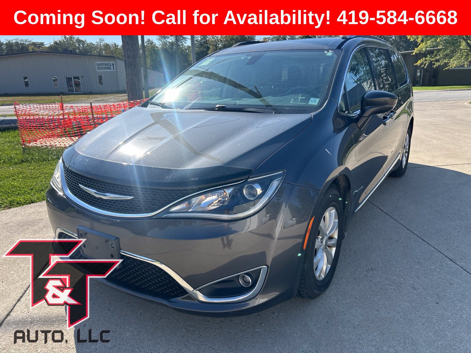 Used 2018 Chrysler Pacifica Touring-L FWD image 2