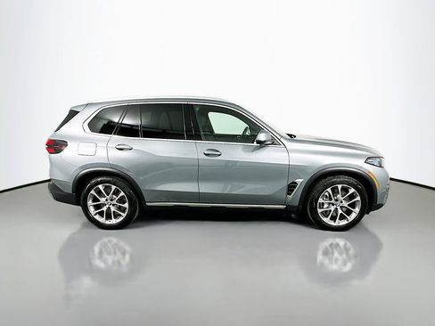Used 2025 BMW X5 xDrive50e image 4