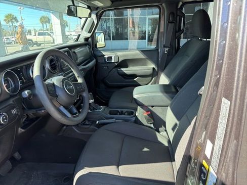 Used 2023 Jeep Gladiator Willys image 6