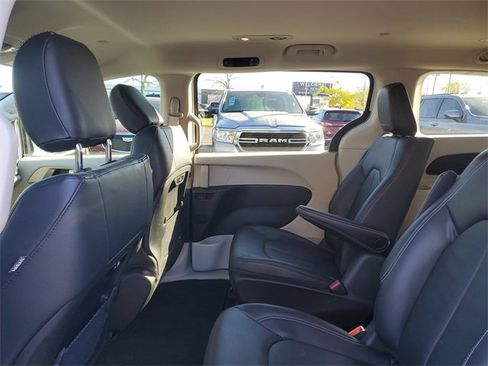 Used 2022 Chrysler Pacifica Touring-L image 10
