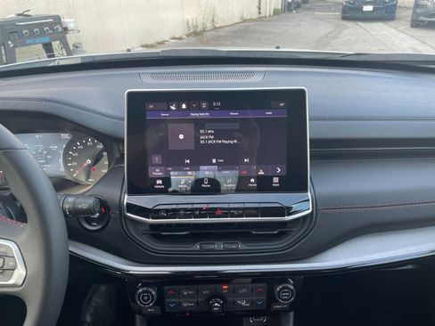 Used 2025 Jeep Compass Trailhawk image 17