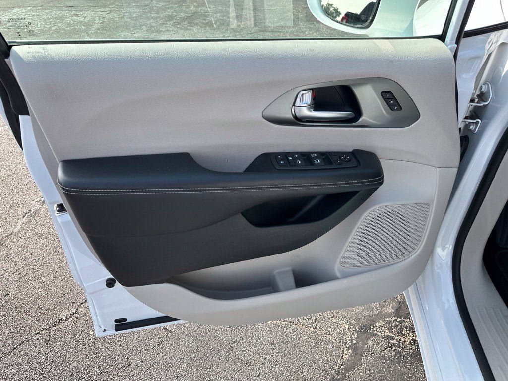 Used 2022 Chrysler Pacifica Touring-L FWD image 15