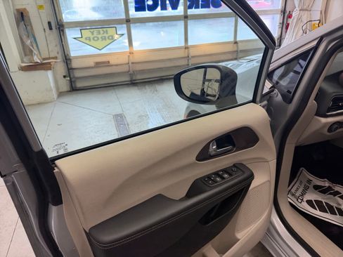 Used 2023 Chrysler Voyager LX image 9